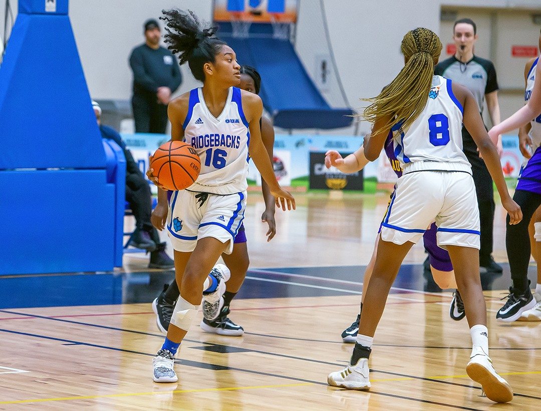 Hadeza Ismaila pushing the ball up the floor after a rebound against the Wilfred Laurier Golden Hawks in 2020.