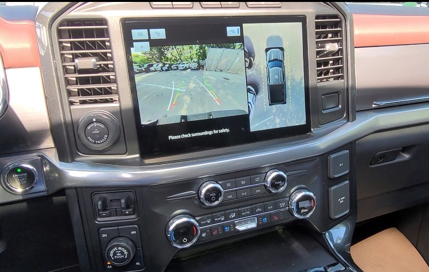 The 360 Camera with Split-view Display helps the driver when is backing out of a parking space.