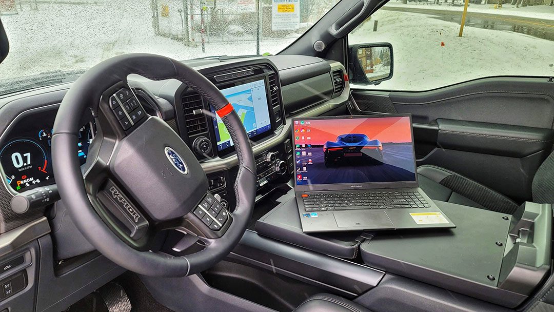 Need a new office and enjoy your favourite music? F-150 Raptor is the solution. Photo credit: Felipe Salomao.